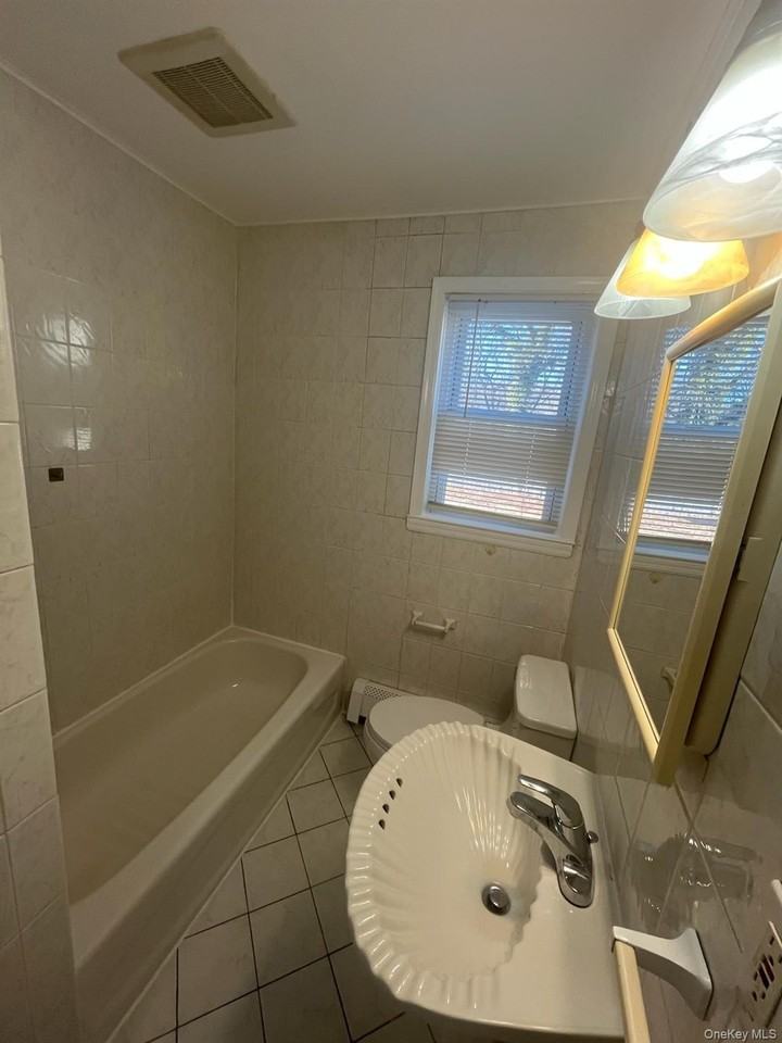 117 Blydenburg Ave - Photo 7 of 22