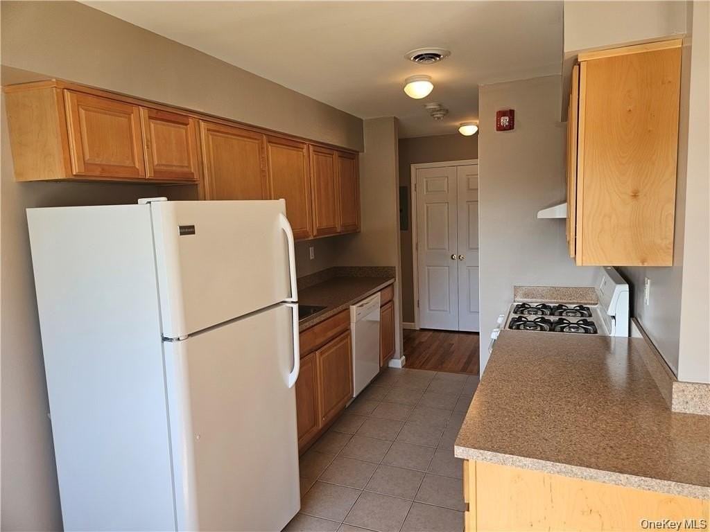 14 Pavilion Rd Apt 8 #8 - Photo 3 of 7