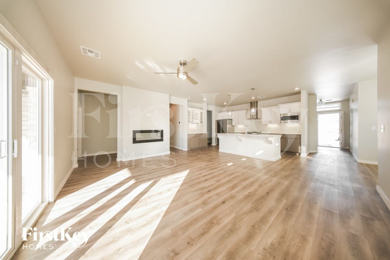 504 Nw 183rd St - Photo 3 of 19