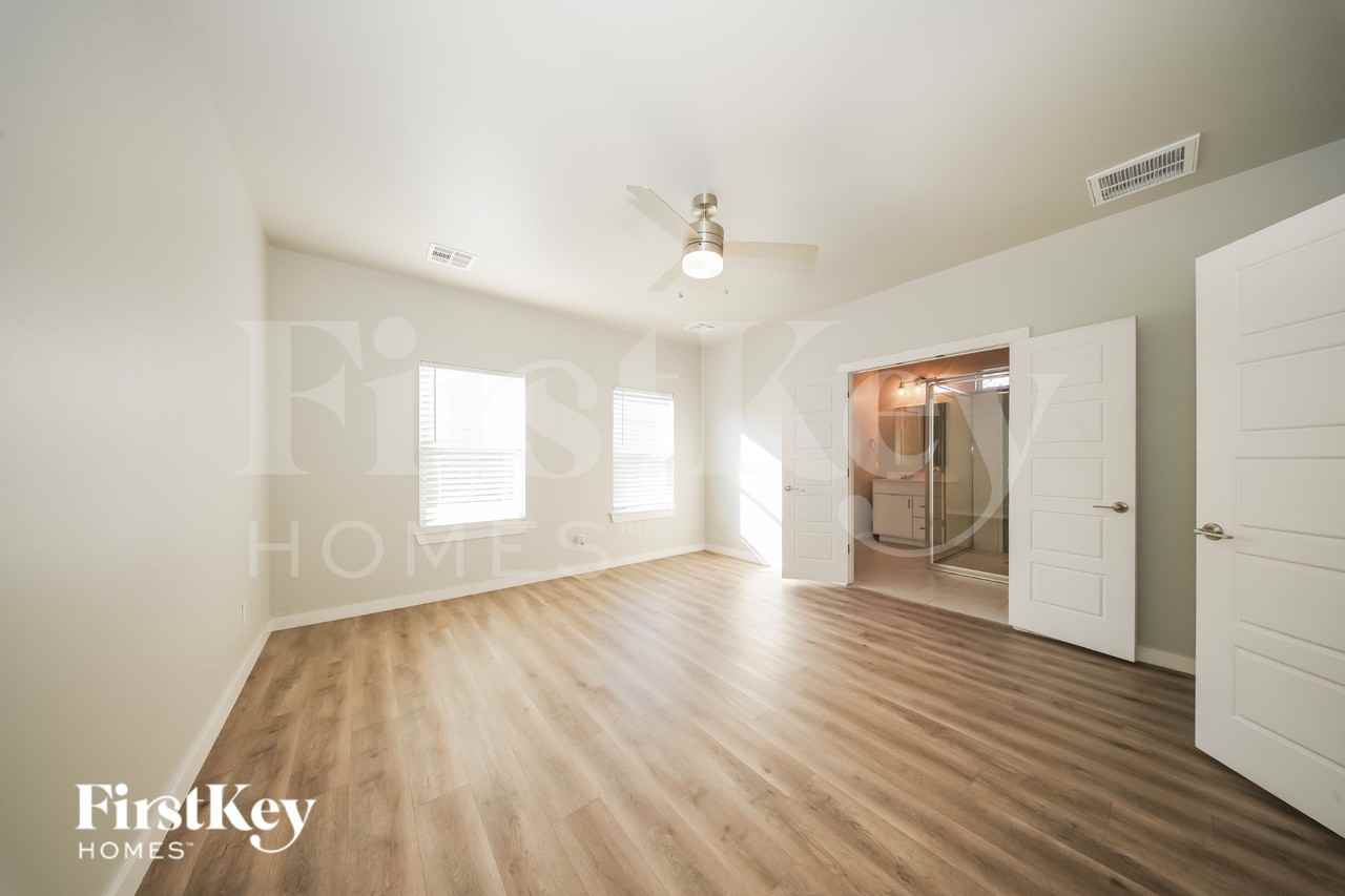 504 Nw 183rd St - Photo 6 of 19