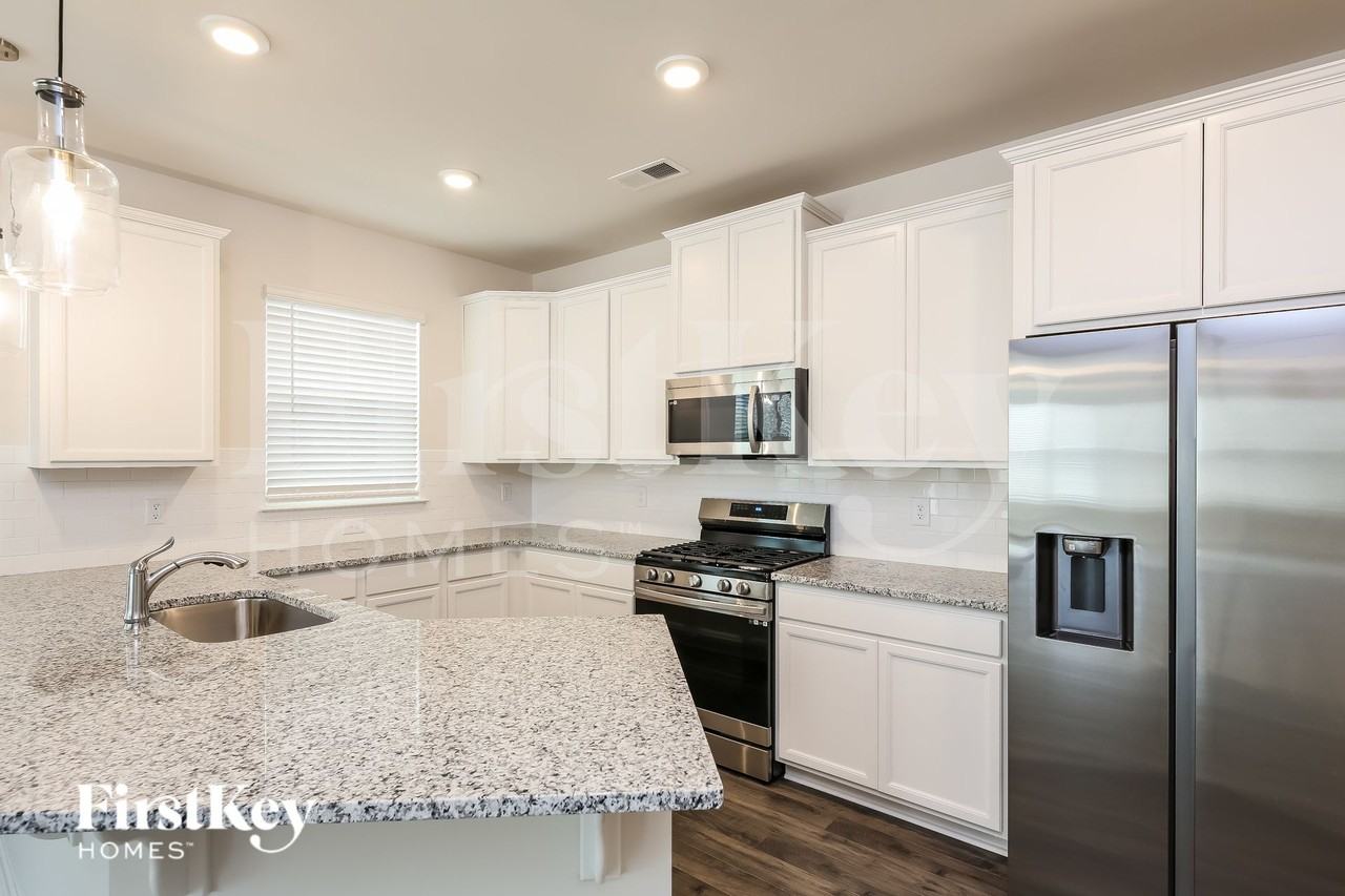 709 Ridgemoor Trl - Photo 5 of 15