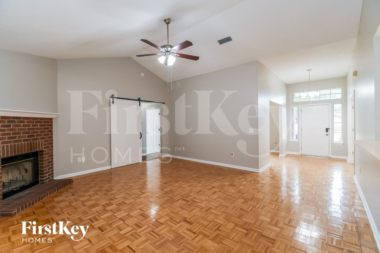 5714 Plum Hollow Dr W - Photo 3 of 15