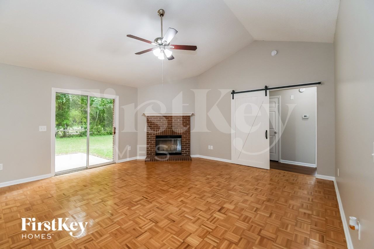 5714 Plum Hollow Dr W - Photo 4 of 15