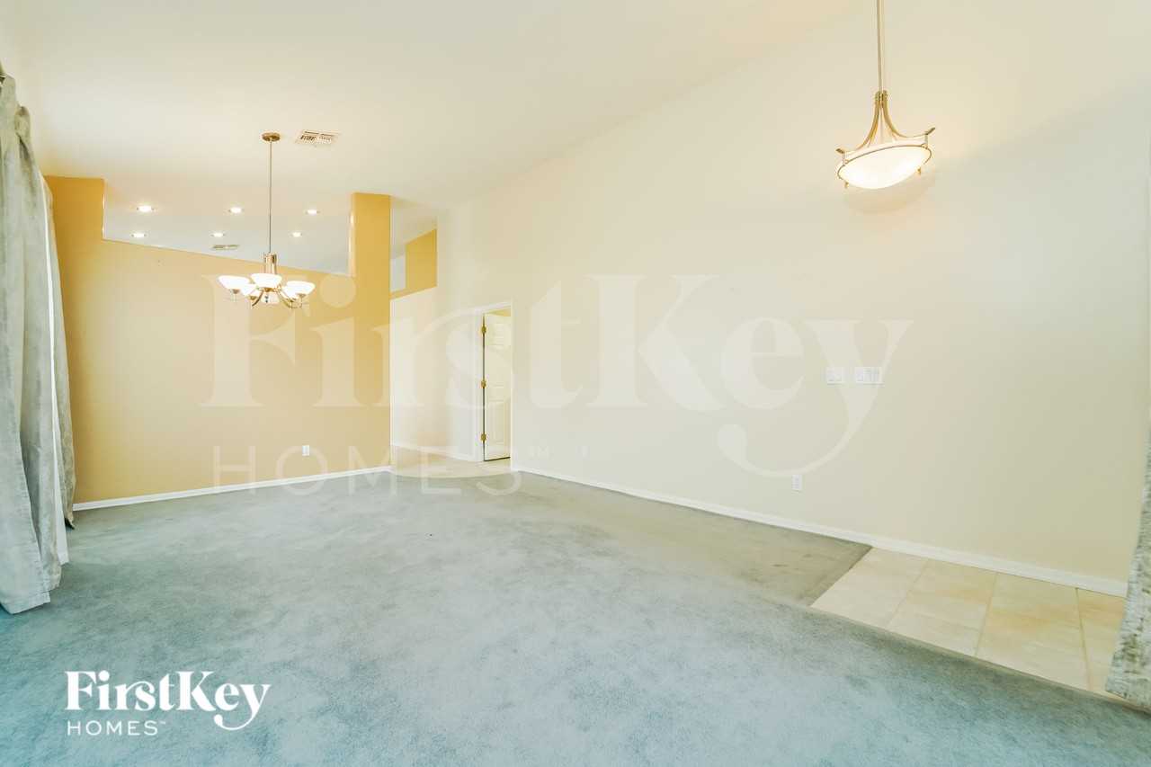 5240 N Spring Pointe Pl - Photo 4 of 18