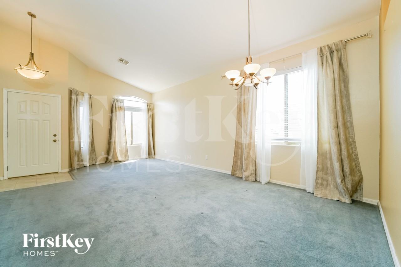 5240 N Spring Pointe Pl - Photo 6 of 18