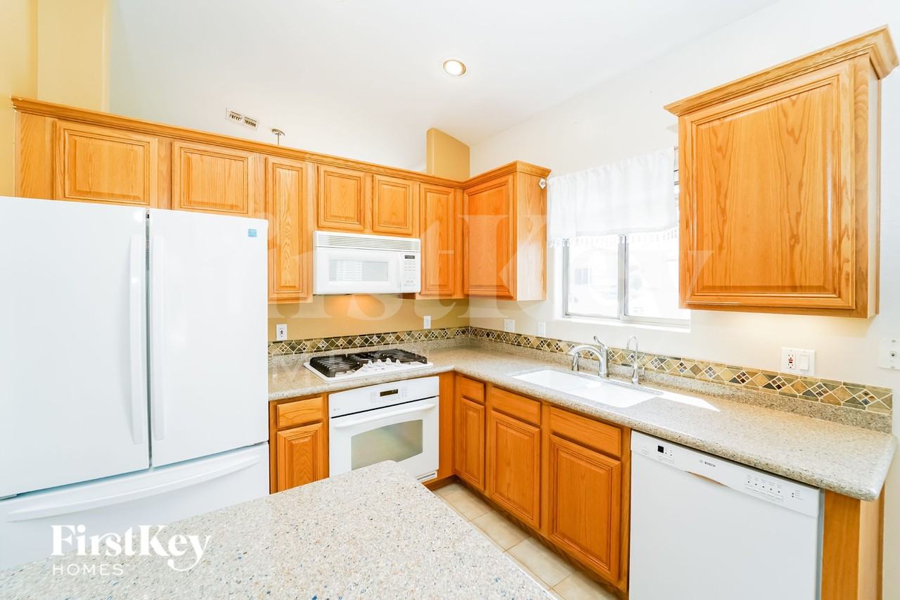 5240 N Spring Pointe Pl - Photo 7 of 18