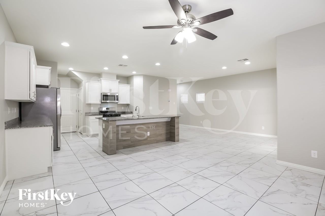 5687 Cascadia Ct - Photo 4 of 15