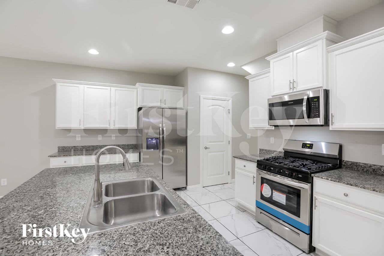 5687 Cascadia Ct - Photo 5 of 15