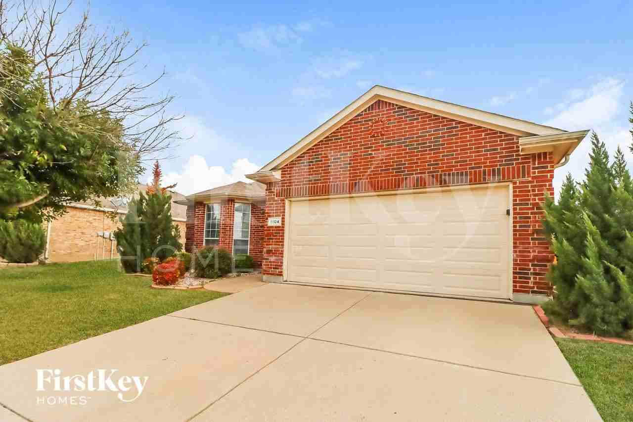 1104 Hearthstone Dr - Photo 2 of 15