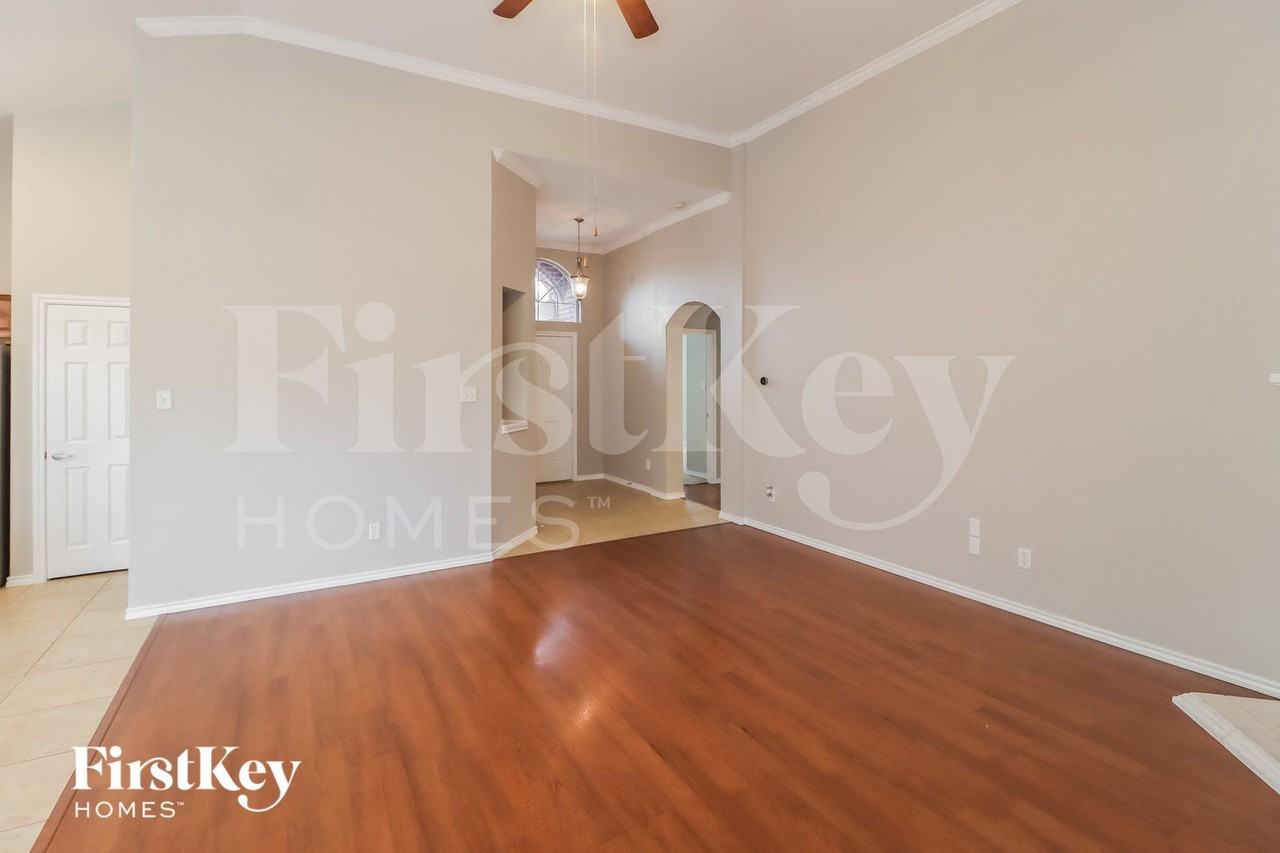 1104 Hearthstone Dr - Photo 3 of 15