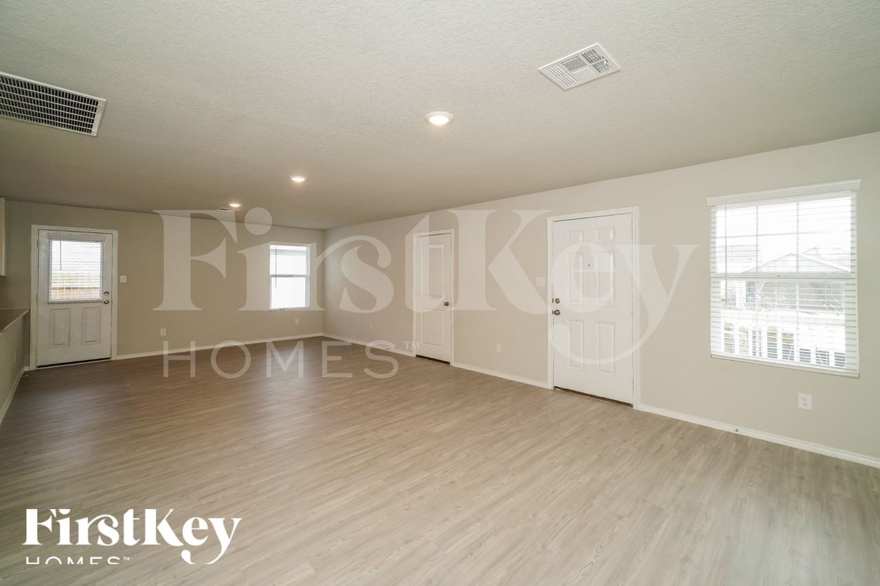 10767 Prusiner Dr - Photo 3 of 18