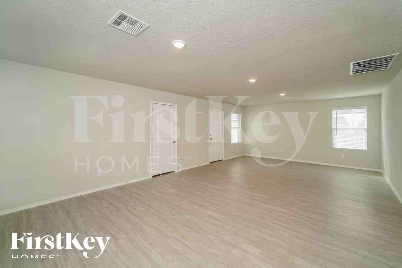 10767 Prusiner Dr - Photo 4 of 18