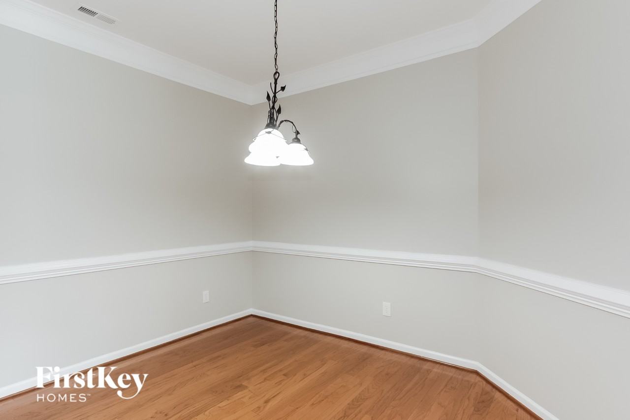 7860 Cotswold Ct - Photo 4 of 15