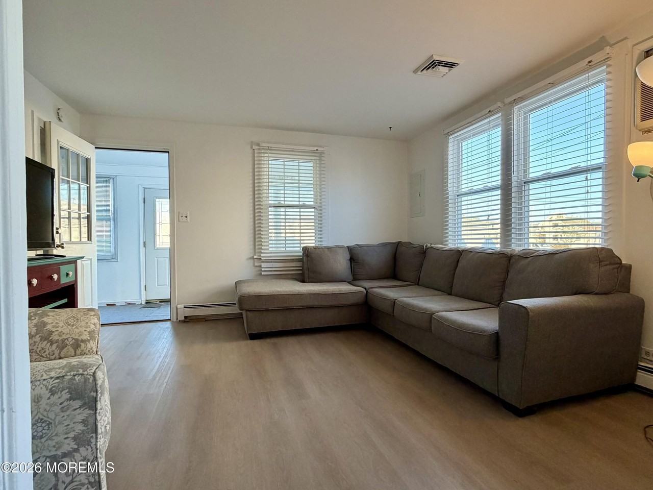 546 E Bayview Ave - Photo 4 of 16