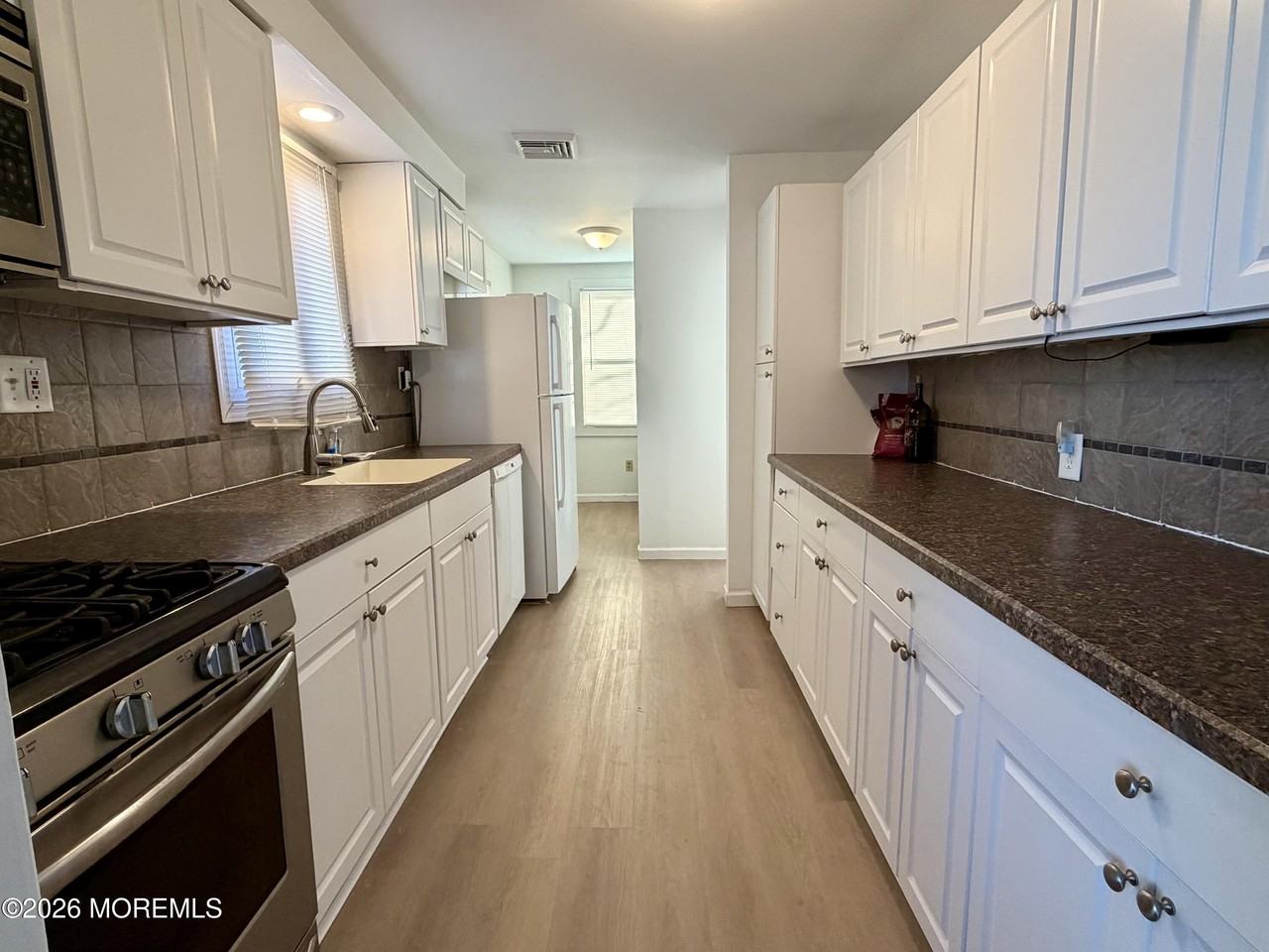 546 E Bayview Ave - Photo 5 of 16