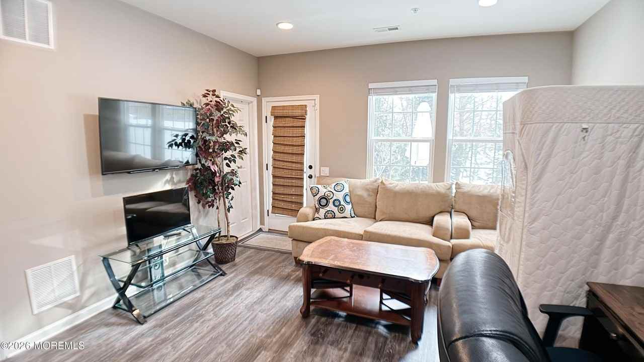 110 Halliard Dr - Photo 4 of 26