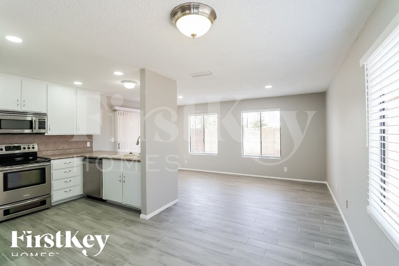 4939 W Golden Ln - Photo 2 of 18