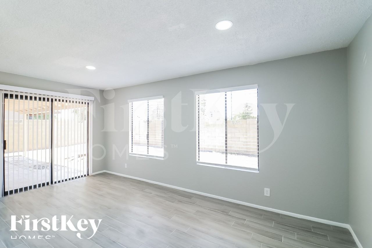 4939 W Golden Ln - Photo 3 of 18