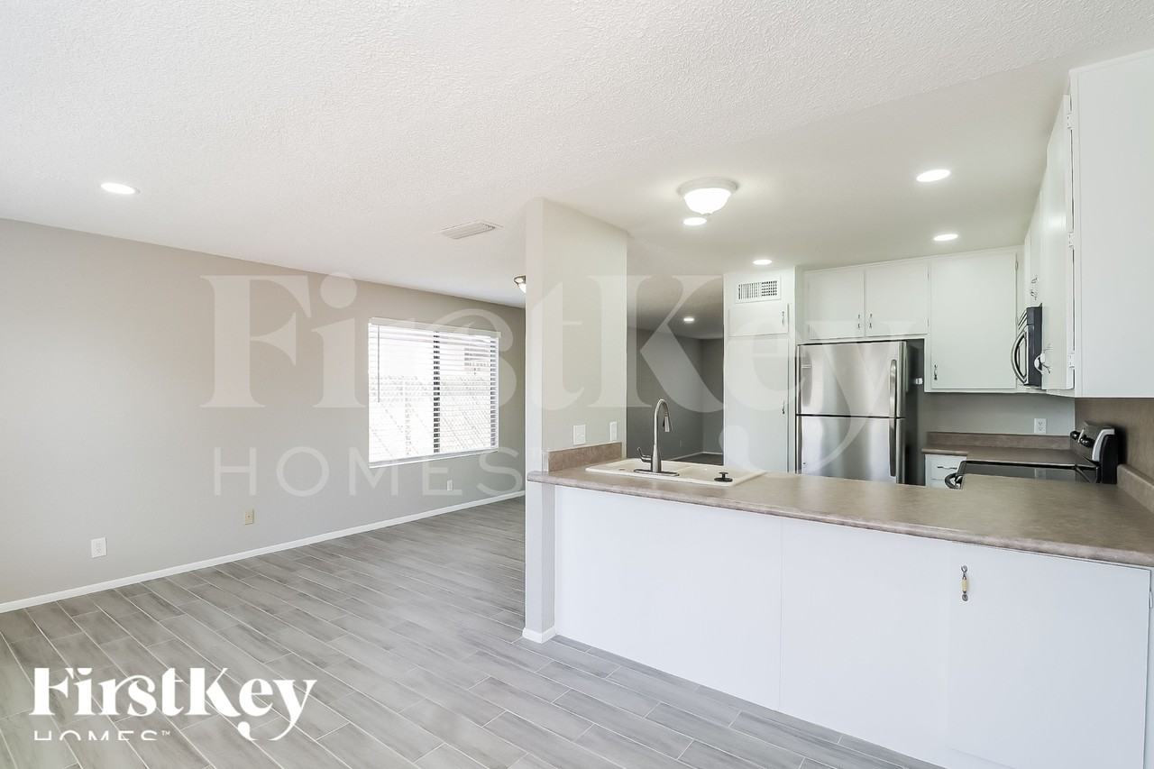 4939 W Golden Ln - Photo 5 of 18