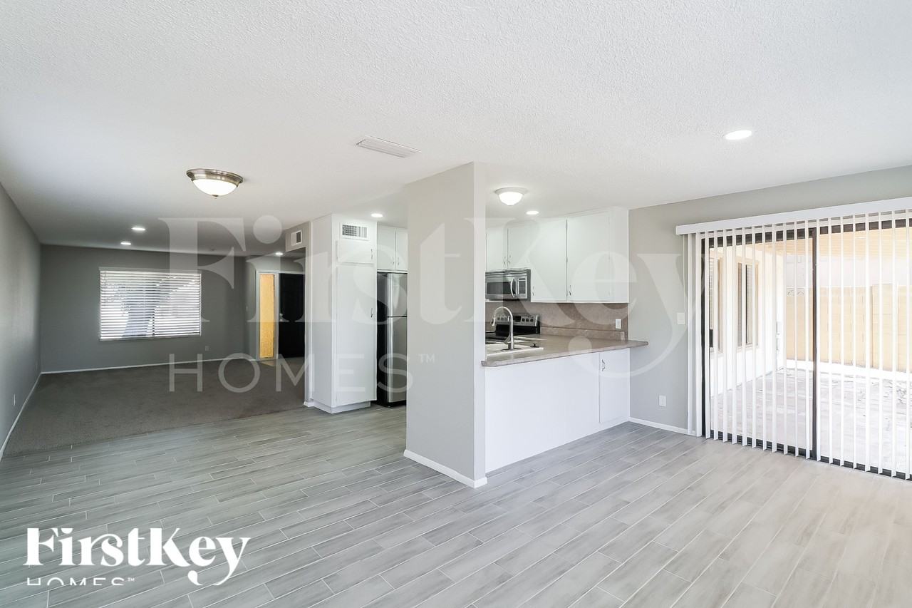 4939 W Golden Ln - Photo 6 of 18