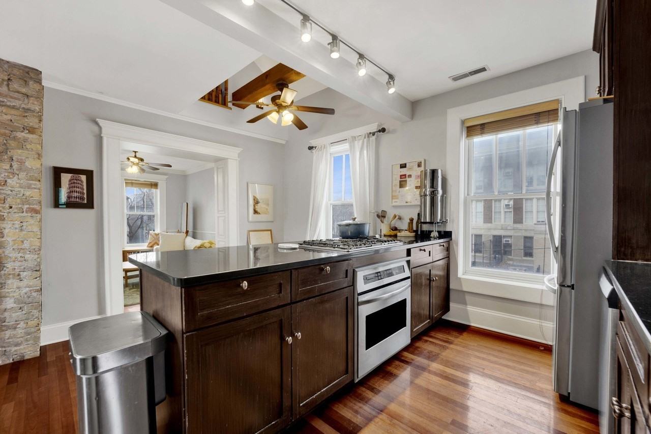 1028 W Wolfram St Apt 2r #2R - Photo 2 of 20