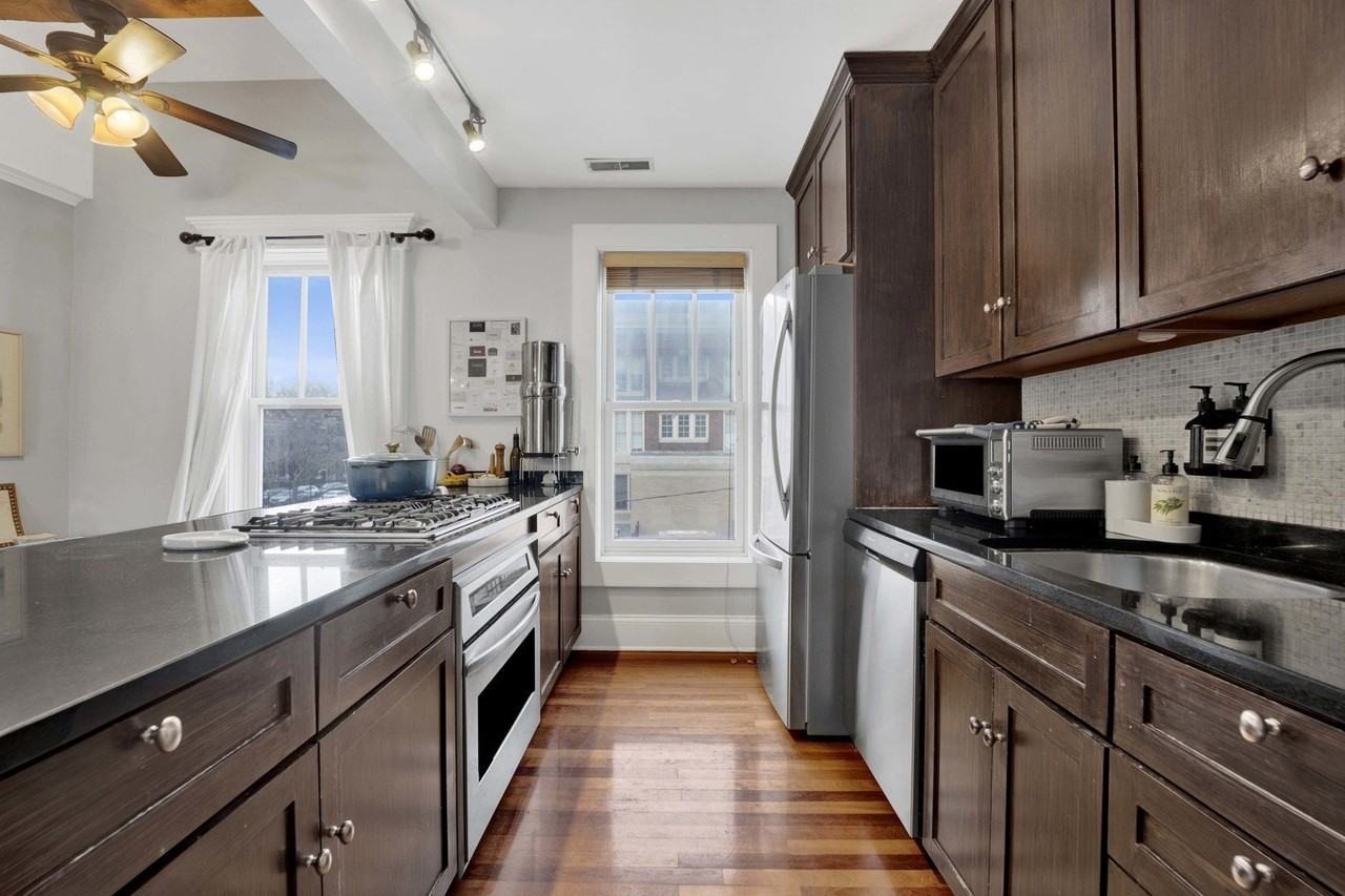 1028 W Wolfram St Apt 2r #2R - Photo 3 of 20