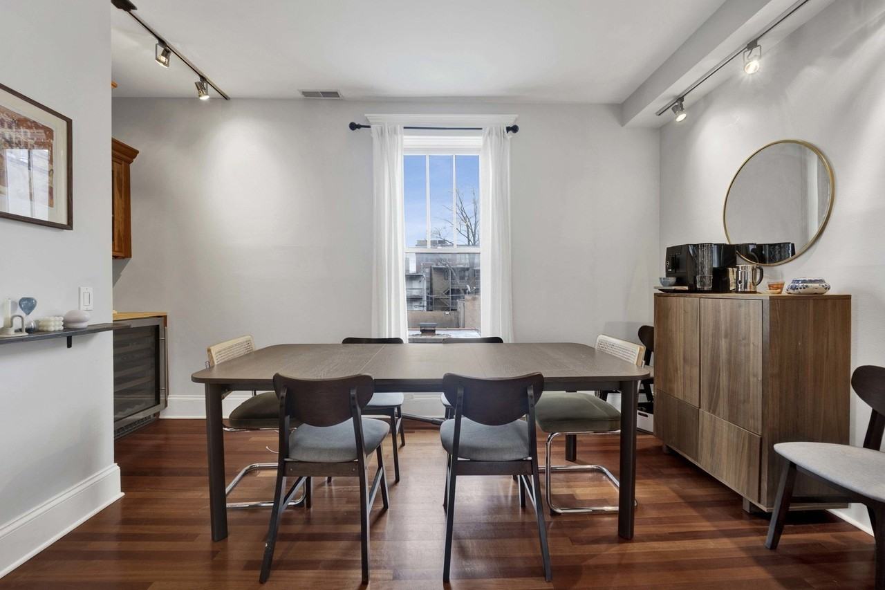 1028 W Wolfram St Apt 2r #2R - Photo 4 of 20