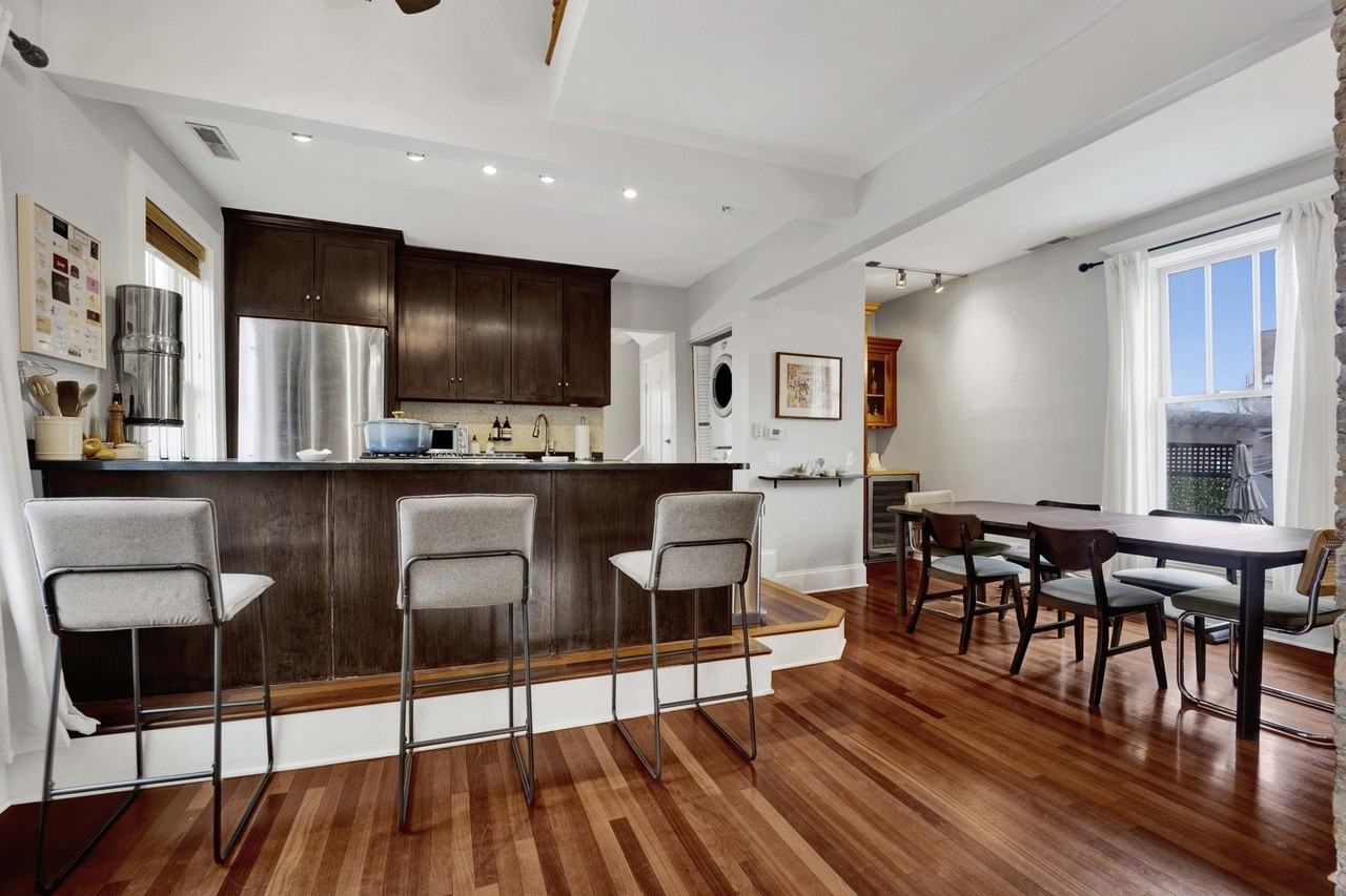 1028 W Wolfram St Apt 2r #2R - Photo 6 of 20