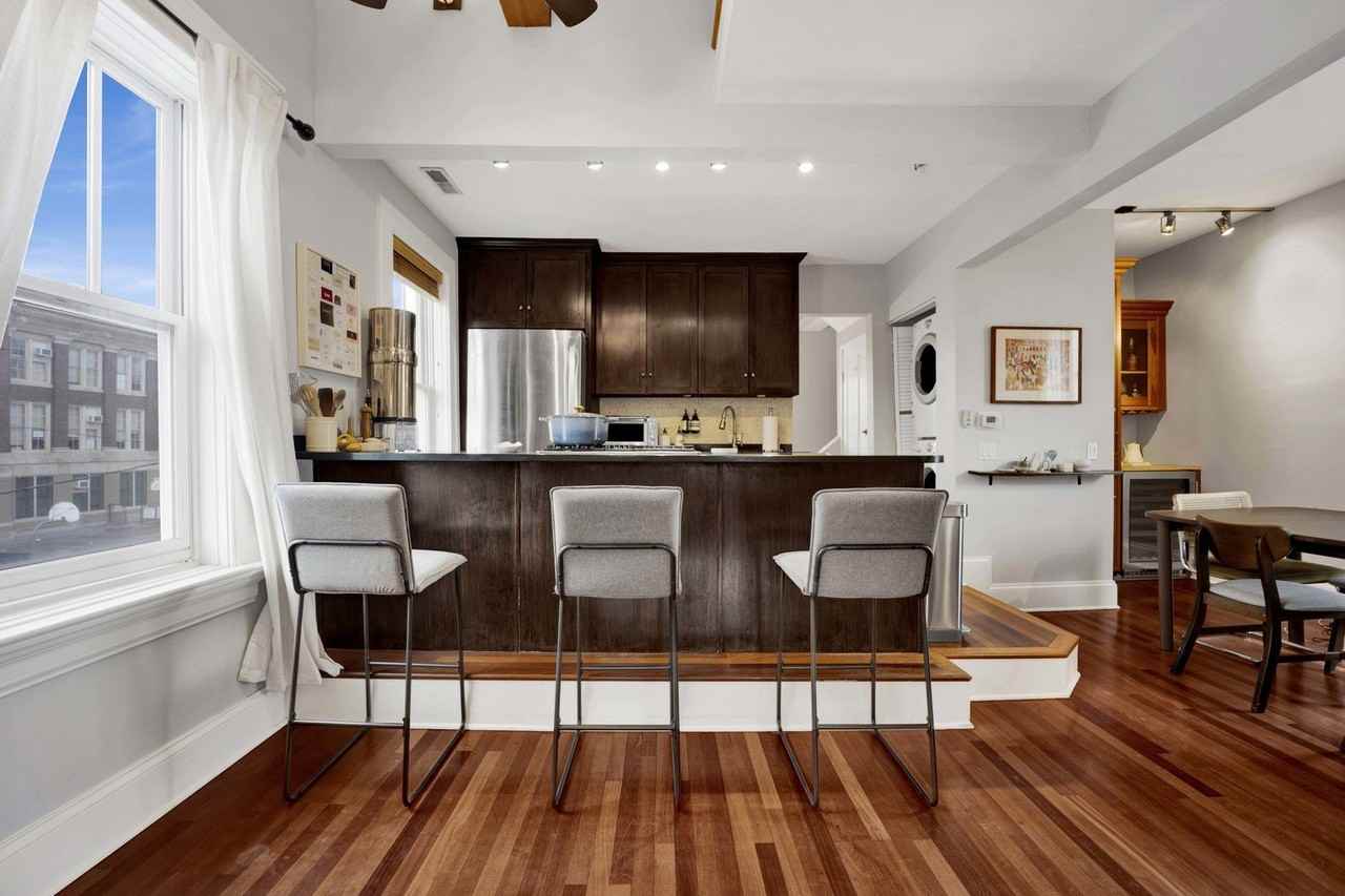 1028 W Wolfram St Apt 2r #2R - Photo 7 of 20