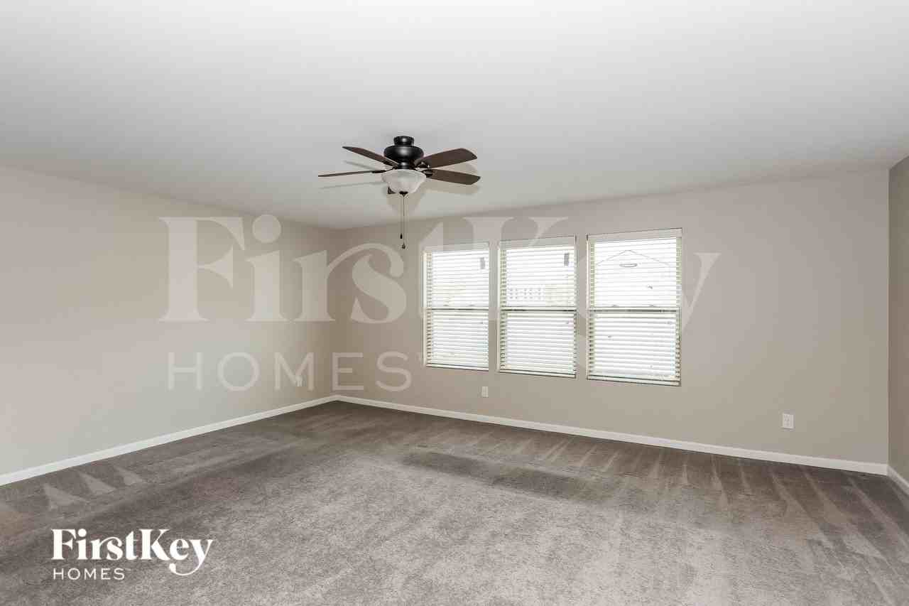 8184 Thornton St - Photo 4 of 15