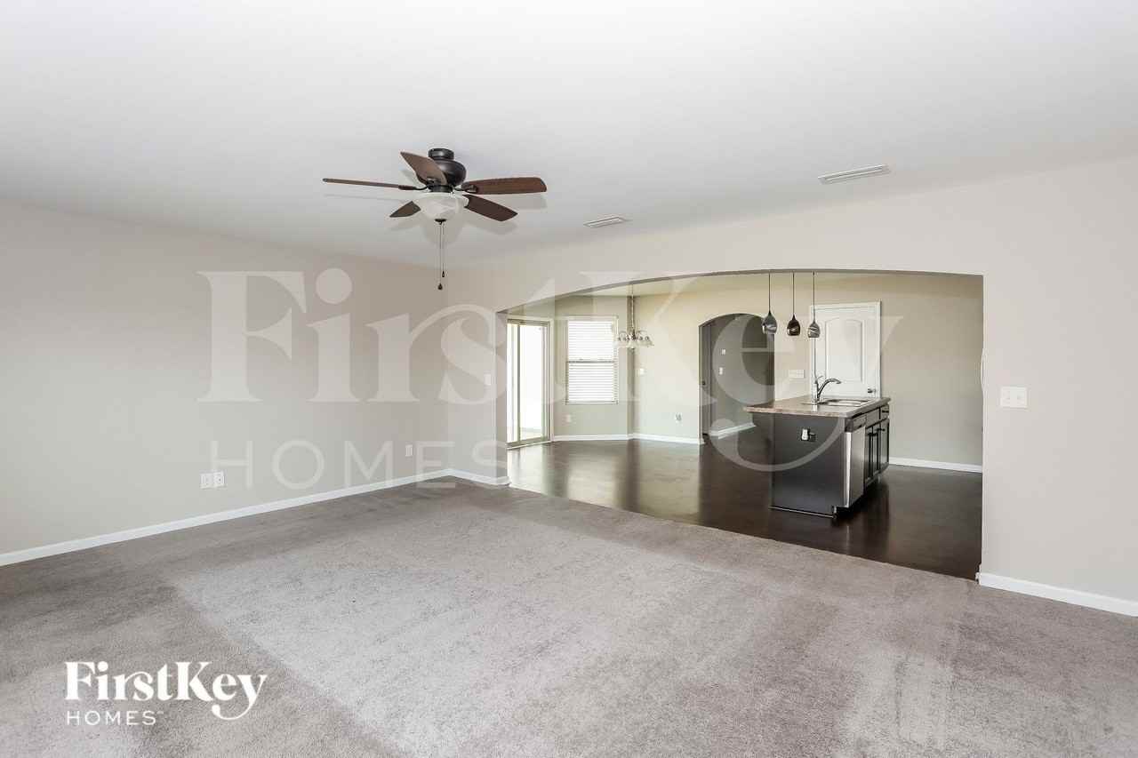 8184 Thornton St - Photo 5 of 15