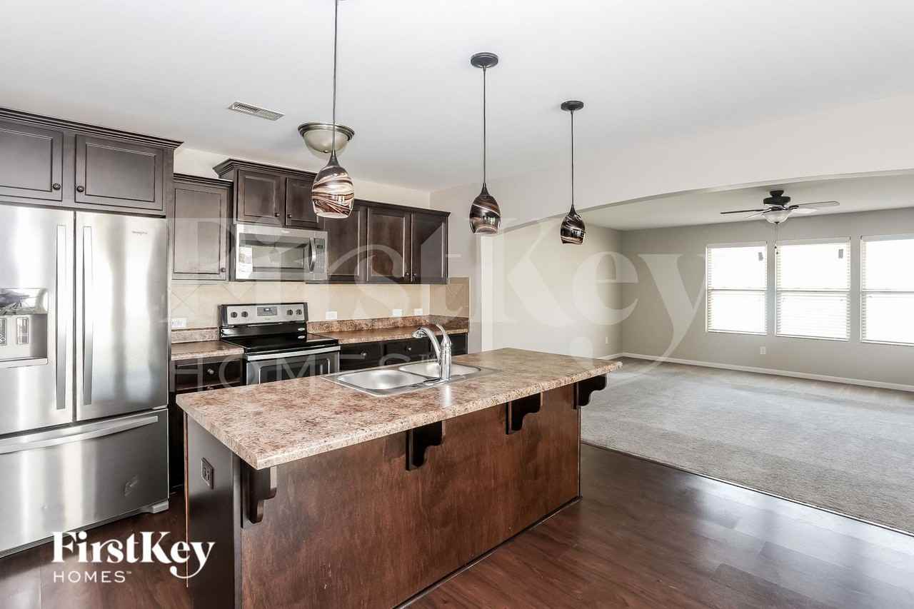 8184 Thornton St - Photo 6 of 15