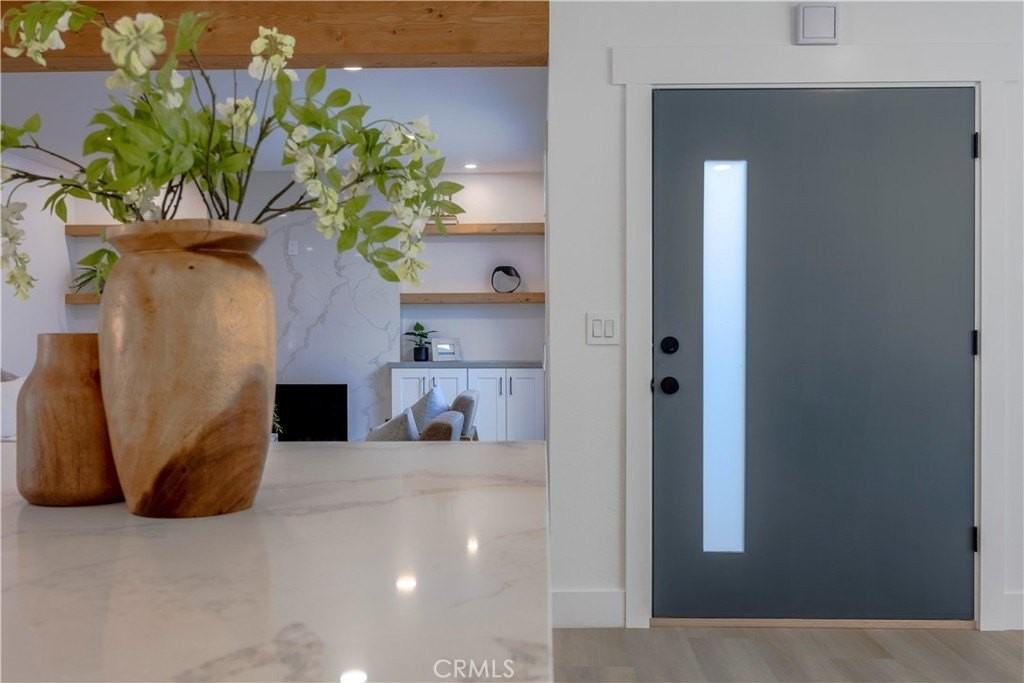 15271 Yorkshire Ln - Photo 5 of 50