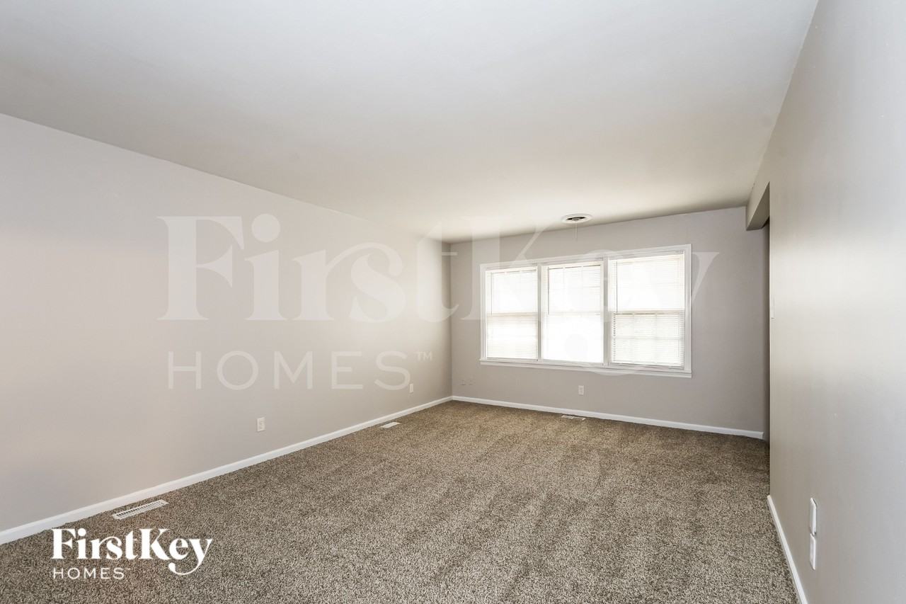 9846 Rivermont Dr - Photo 4 of 18