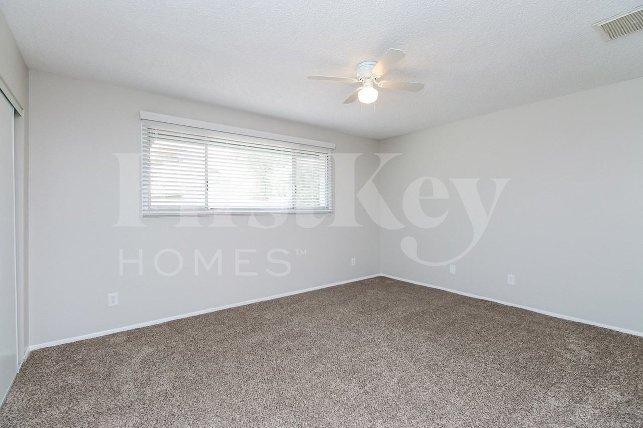 804 E Carmen St - Photo 6 of 13