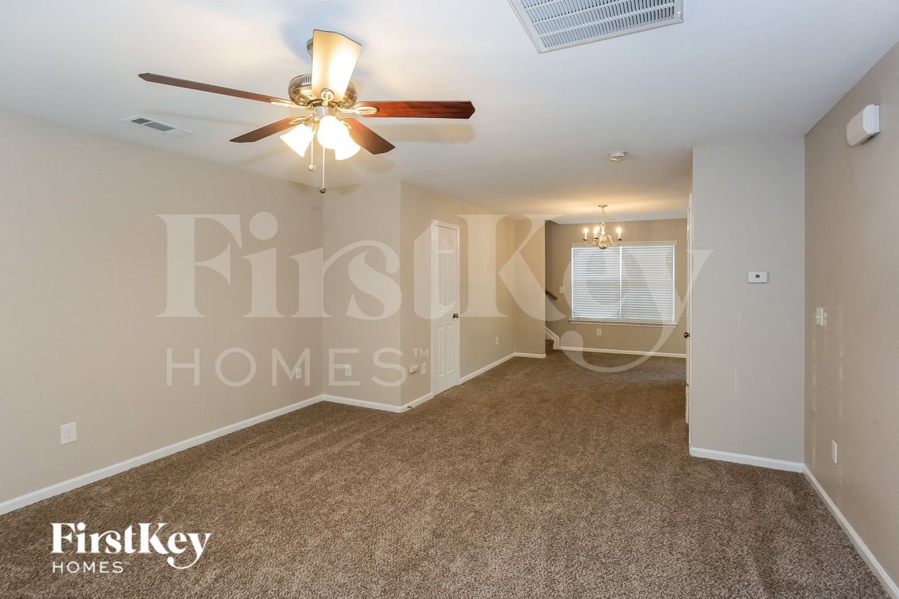 4924 Abercromby St - Photo 4 of 15