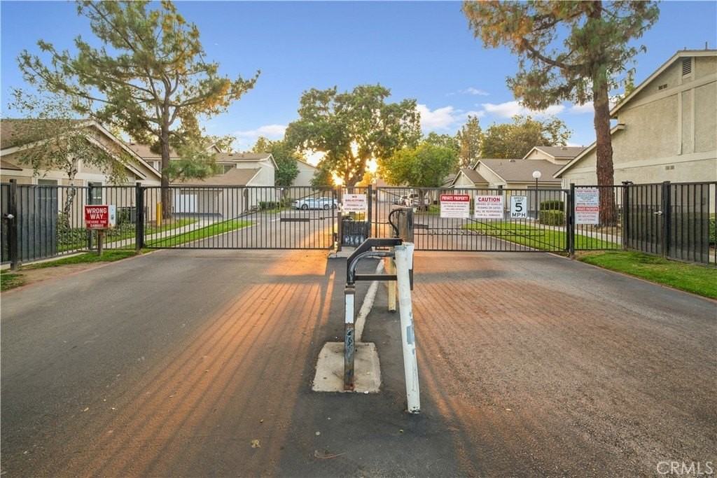 1650 S Campus Ave - Photo 3 of 23