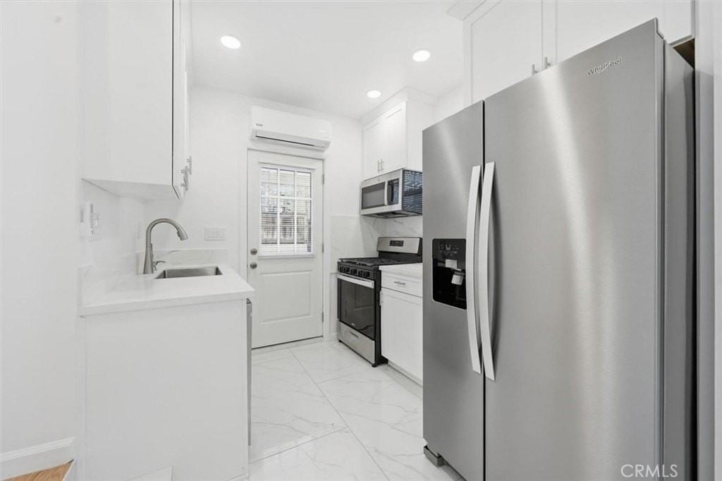 220 39th St #A - Photo 4 of 17