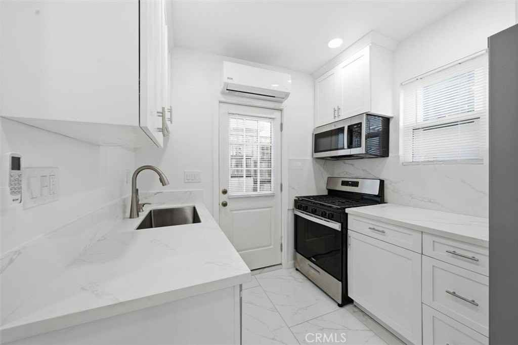 220 39th St #A - Photo 5 of 17