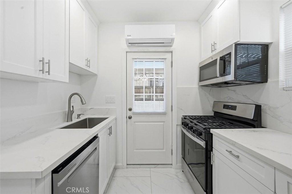 220 39th St #A - Photo 6 of 17