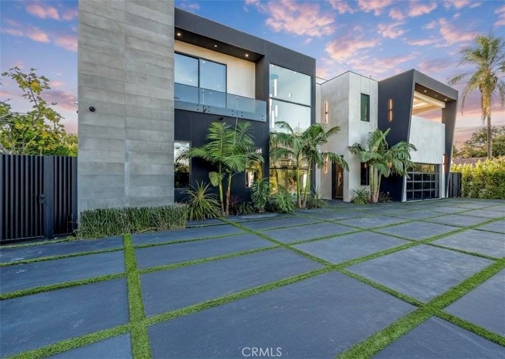 13016 Chandler Blvd - Photo 2 of 50