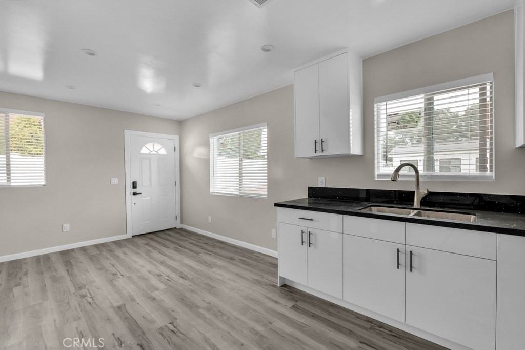 15513 Hart St - Photo 2 of 14