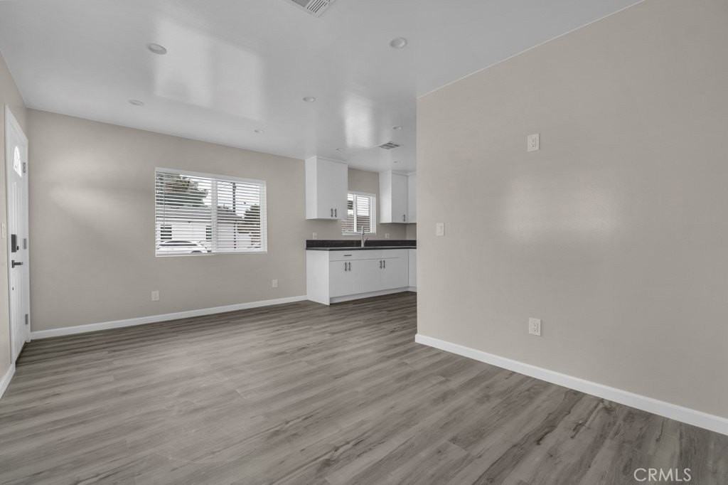 15513 Hart St - Photo 3 of 14