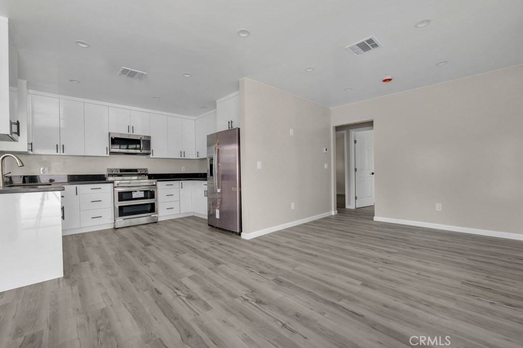 15513 Hart St - Photo 4 of 14