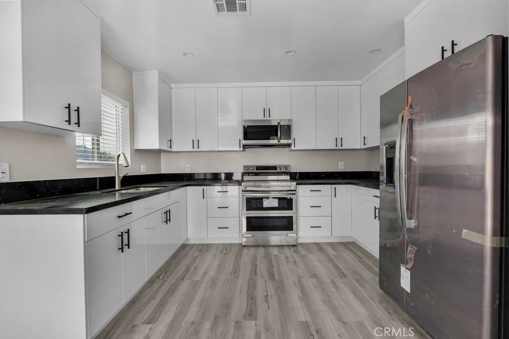 15513 Hart St - Photo 5 of 14