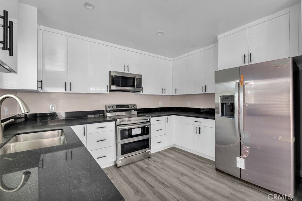 15513 Hart St - Photo 6 of 14