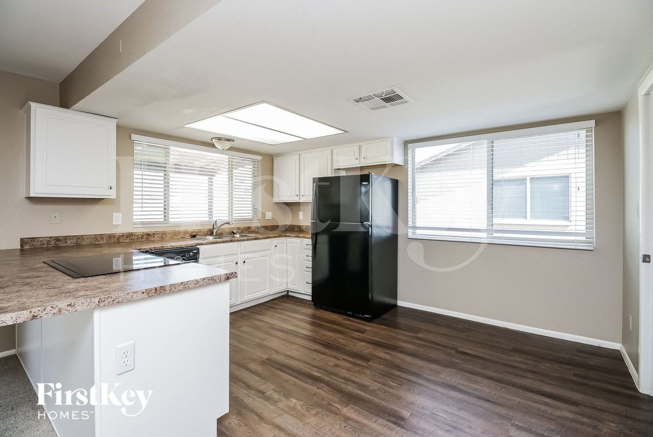 2312 E Commonwealth Ave - Photo 4 of 15