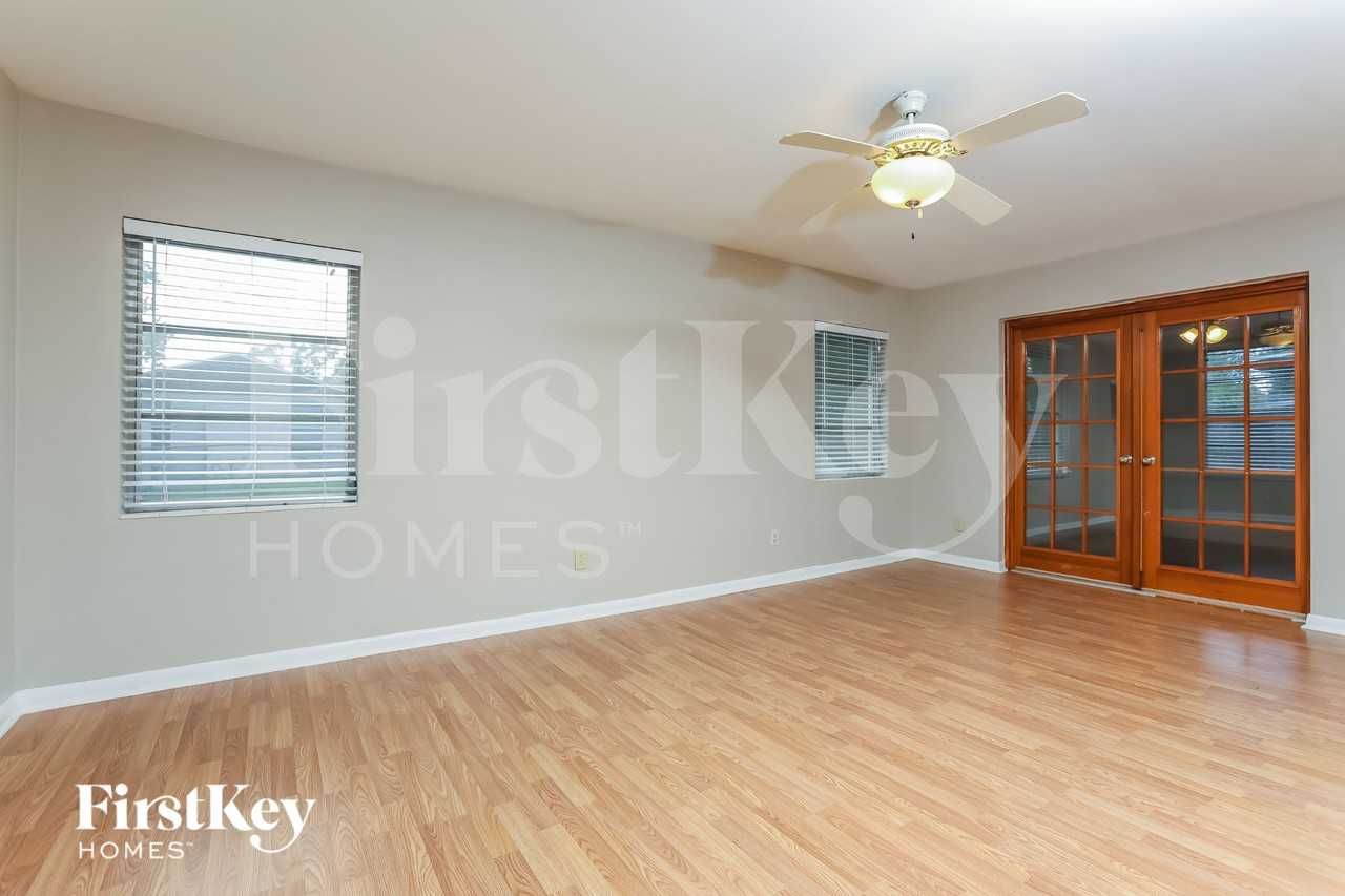 1381 Viburnum Ln - Photo 3 of 15