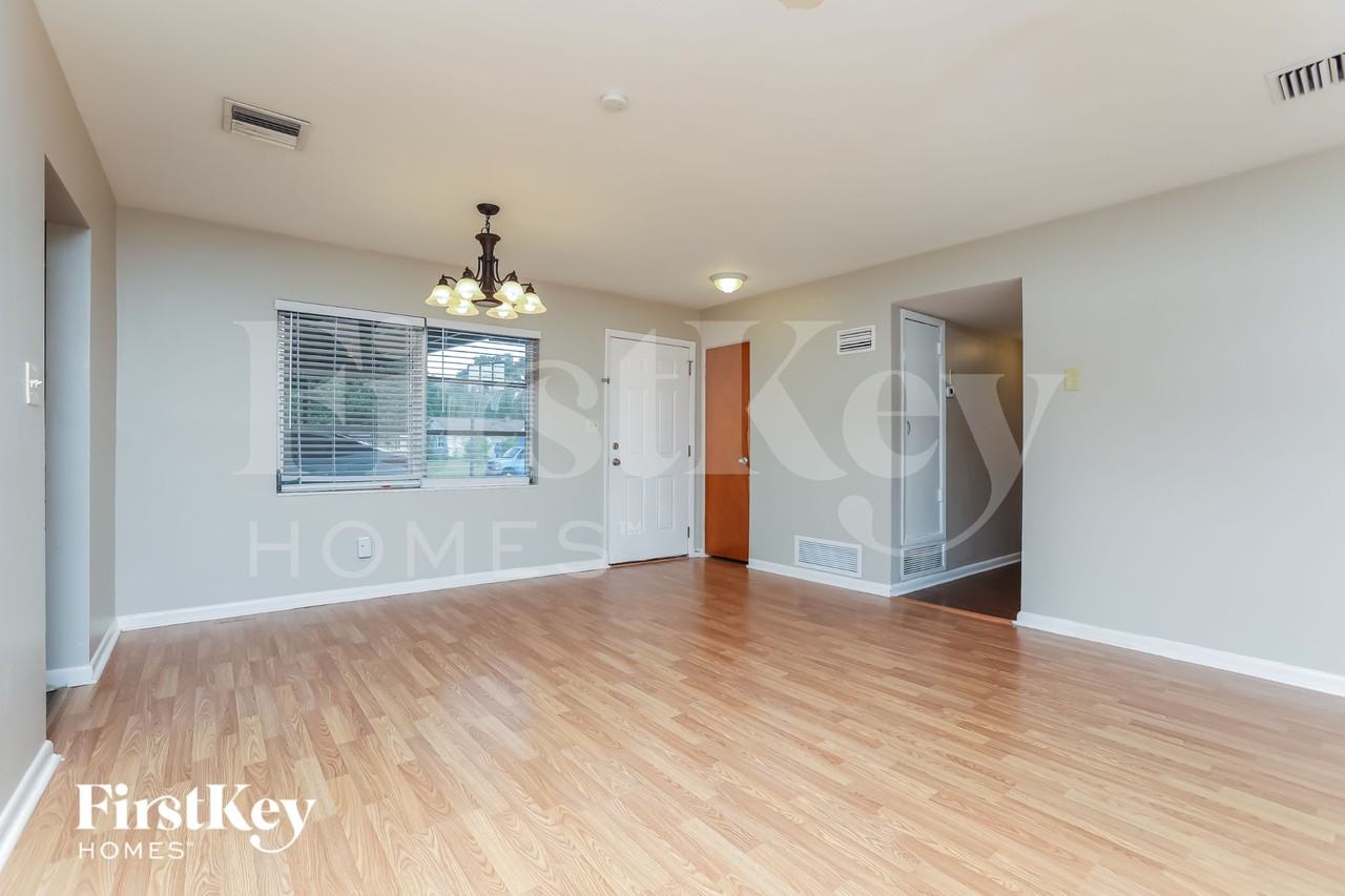 1381 Viburnum Ln - Photo 4 of 15