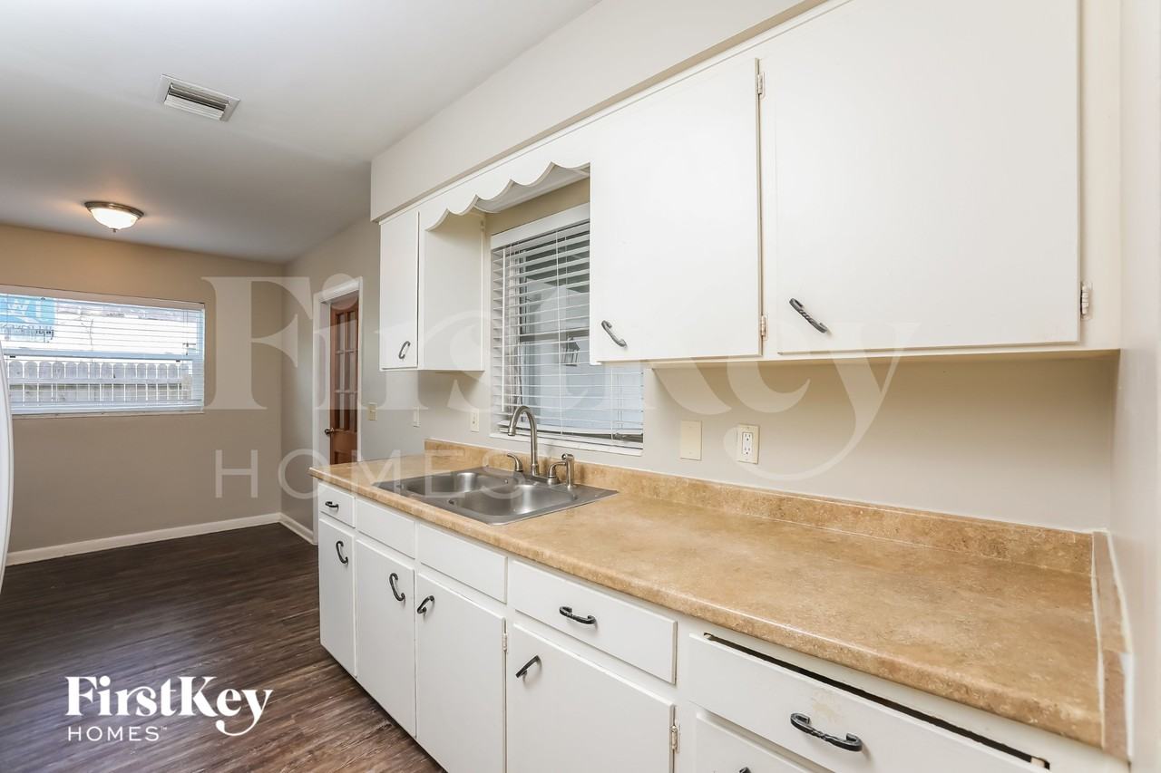 1381 Viburnum Ln - Photo 5 of 15